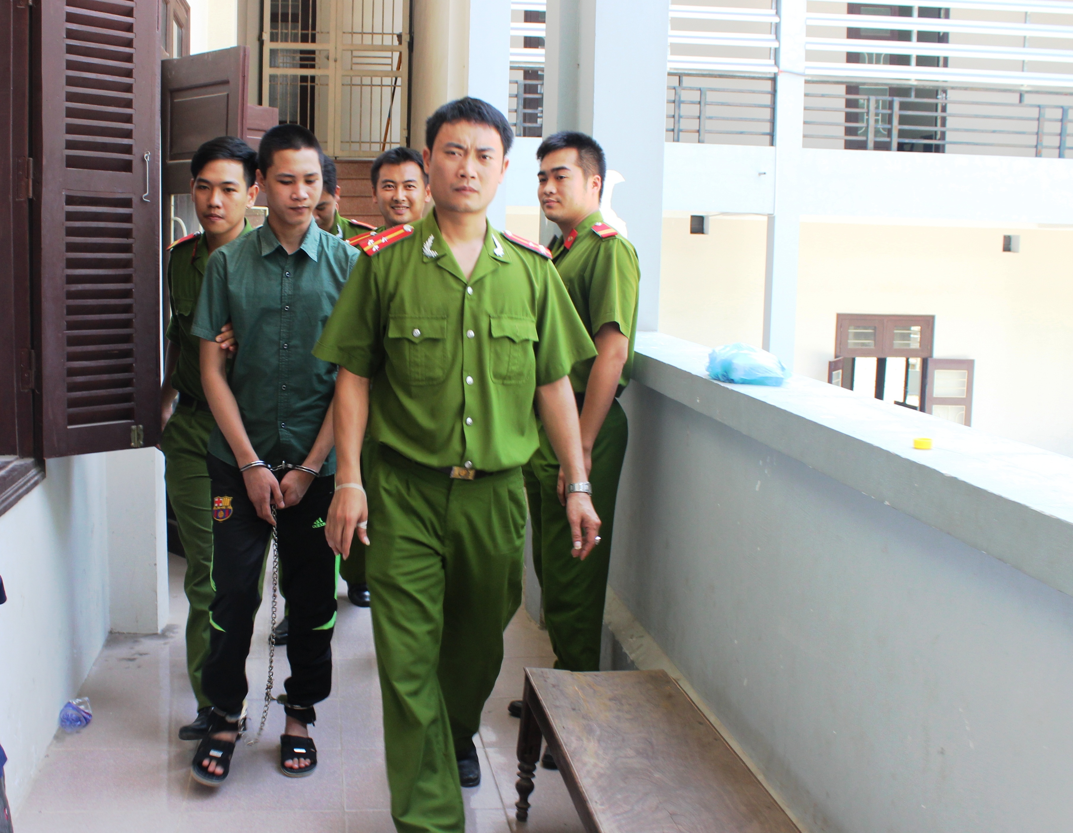 Tùng bị dẫn giải về trại giam