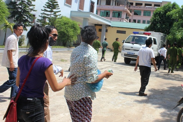 Người đàn bà khốn khổ tay cầm hôp sữa tươi cố chạy theo đưa cho đứa con tội lỗi nhưng không kịp