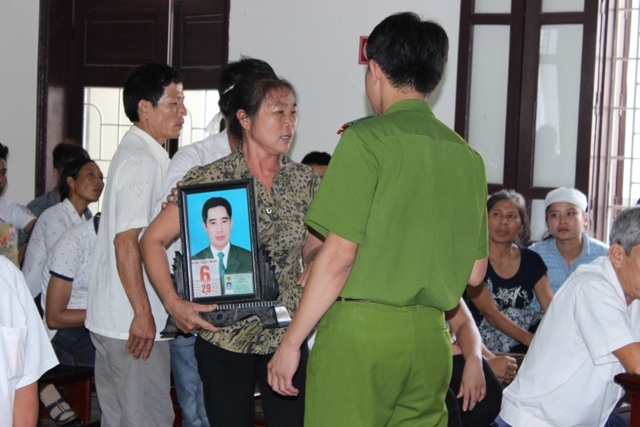 Người mẹ đau đớn ôm di ảnh của con trai chết oan do Vinh vô cớ giết 