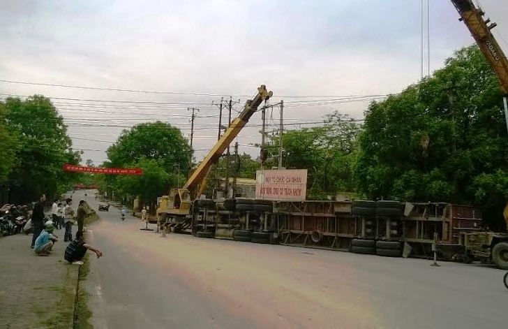 Chiếc Container nằm ăn vạ giữa đường