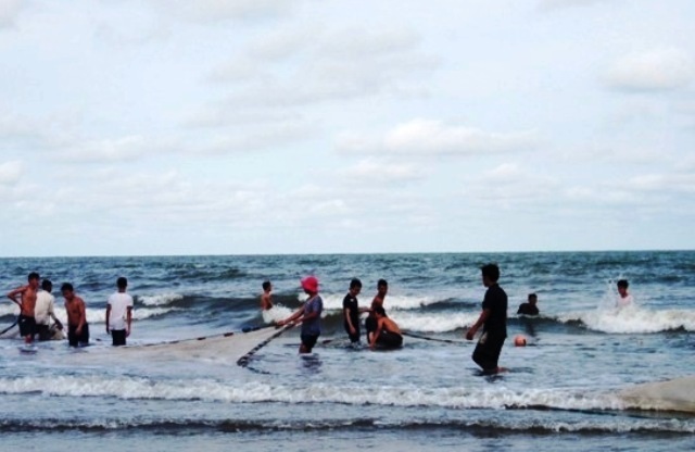 Gia đình và chính quyền địa phương phải sử dụng rùng để kéo tìm thi thể nạn nhân Chiến