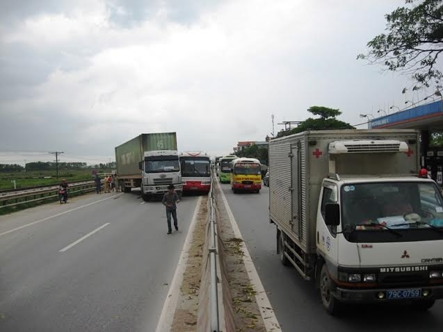 Nhiều phương tiện phải đi ngược chiều