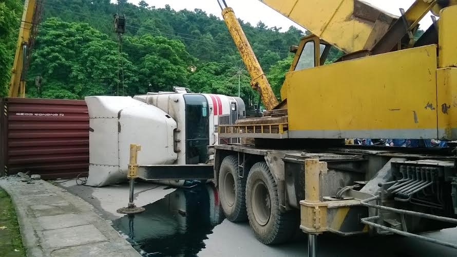 Phải rất lâu sau đó chiếc xe mới được can thiệp rời khỏi hiện trường