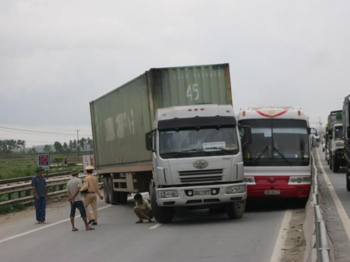 Xe khách bị xe container ép chặt, hành khách phá kính thoát thân - 1 Hiện trường vụ tai nạn