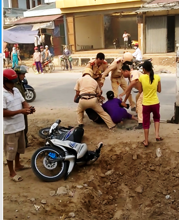 Hình ảnh tổ CSGT giữ đối tượng (cắt từ clip)