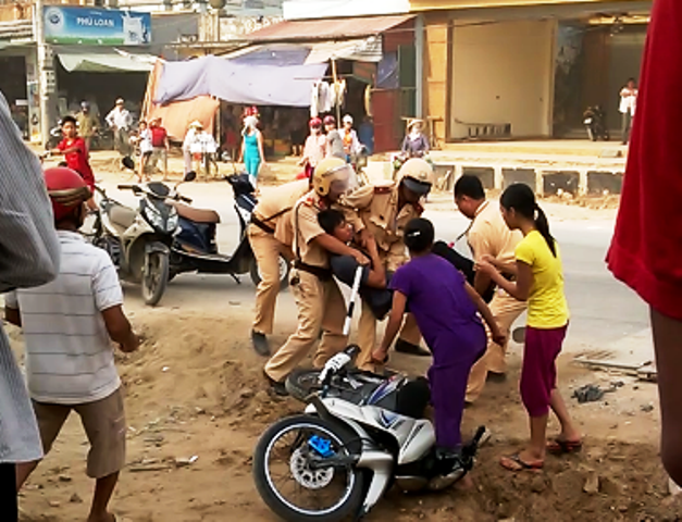 Hình ảnh được cho là CSGT hành hung dân