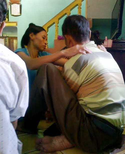 Sau khi phun nước thánh lên người bệnh, cô Thu bắt đầu xoa bóp