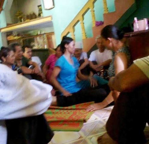 Rất đông người bệnh bao quanh thánh cô để đến lượt được khám, chữa bệnh