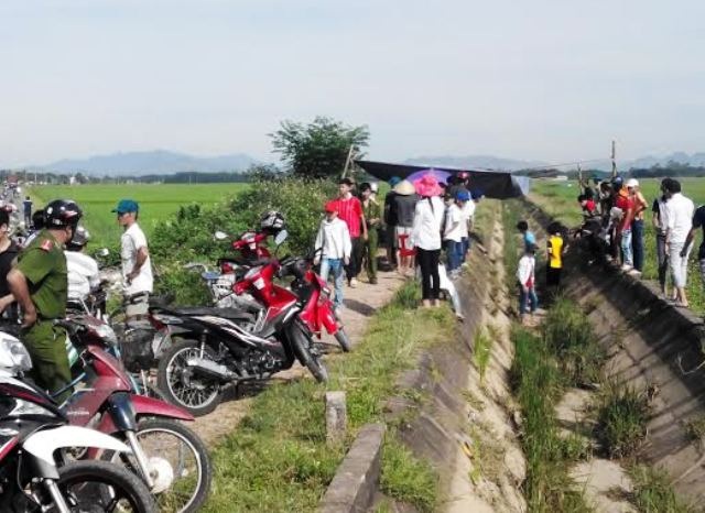 Hiện trường nơi phát hiện người đàn ông chết gục bên xe máy