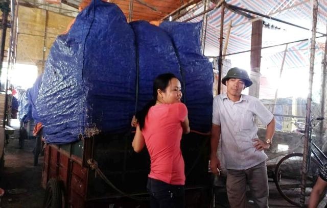 Không được gửi hàng trong chợ, tiểu thương đồng loạt nghỉ bán - 3 Tiểu thương bức xúc vì không thể mang những xe hàng như thế này đi đi về về