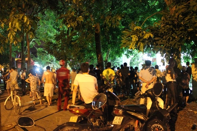 Hàng trăm người dân hiếu kỳ tập trung theo dõi sự việc cho đến 0h