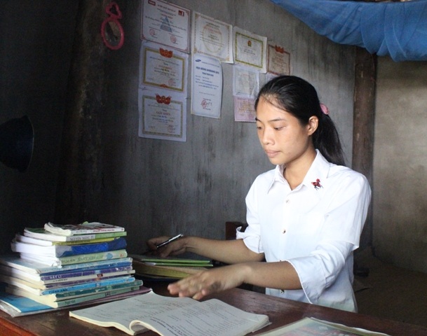 Tài sản duy nhất của em chỉ là những cuốn sách đặt bên cạnh bàn thờ mẹ