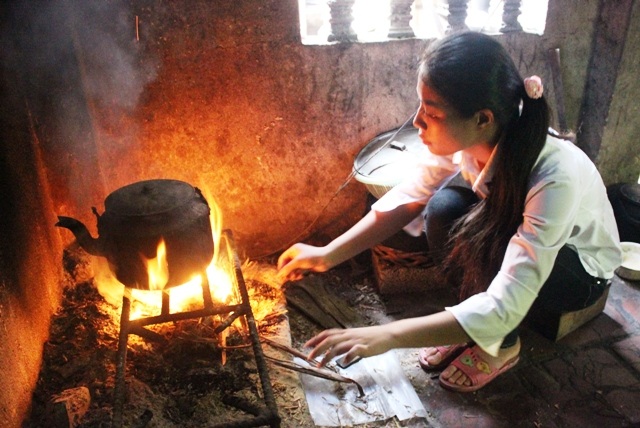 Cuộc sống cơ cực khiến cho cô bé mồ côi càng cố gắng vượt qua khó khăn để học tập thật tốt