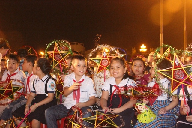 Niềm vui trên khuôn mặt trẻ thơ trong đêm hội trung thu (Ảnh: Nguyễn Thùy).