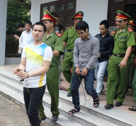 Các bị cáo bị dẫn giải về trại giam