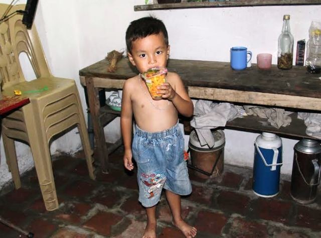 Đứa con chị Loan sau mấy ngày chịu ăn đói thích thú khi được hàng xóm cho quà