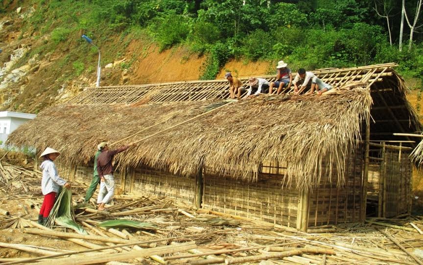 Dựng lều tranh cho con “nuôi” chữ - 1 Mỗi căn lều như thế này có thể làm nơi ở cho 30 học sinh ở xa.