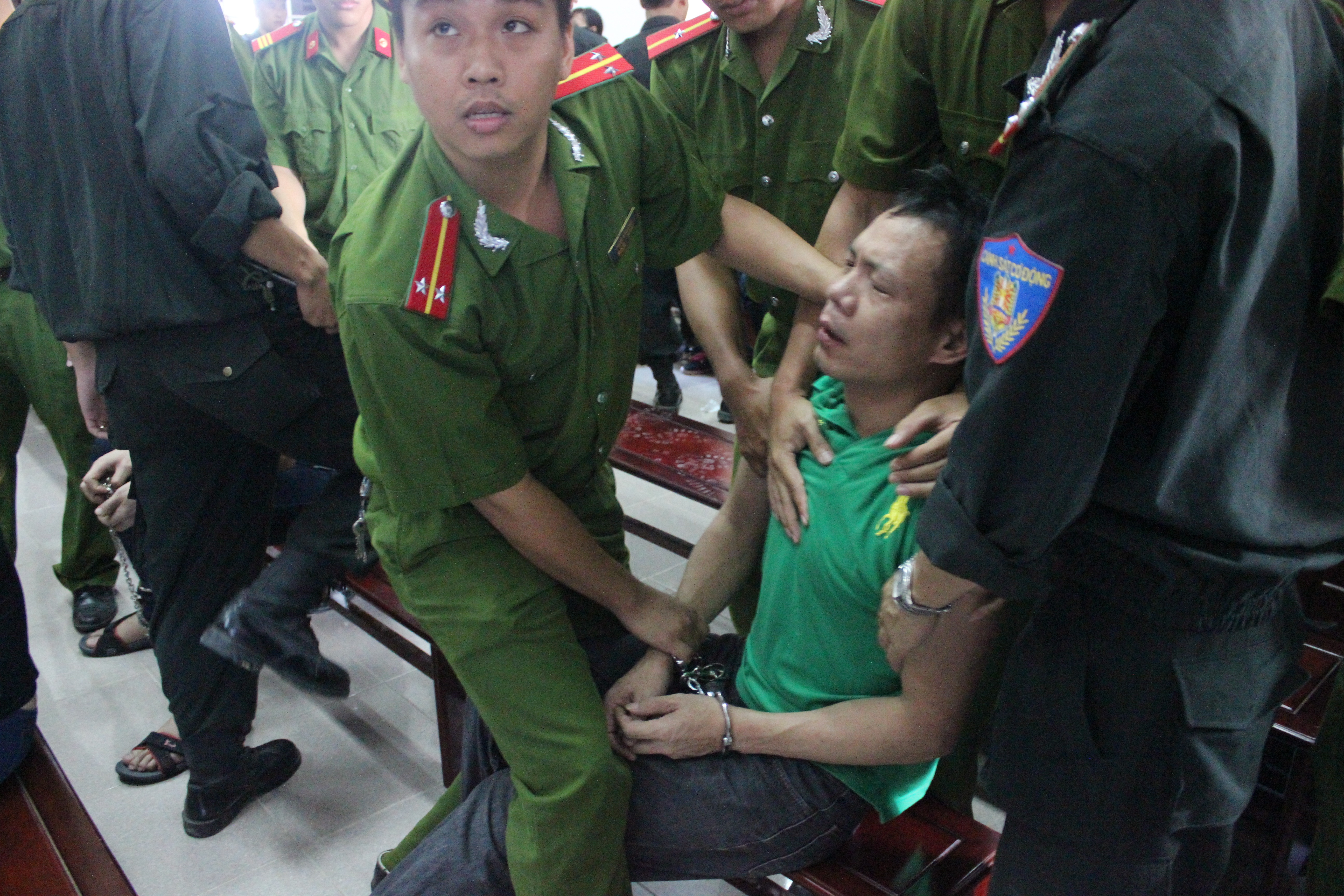 Đông đảo người thân bị cáo và nhân dân đến theo dõi phiên tòa