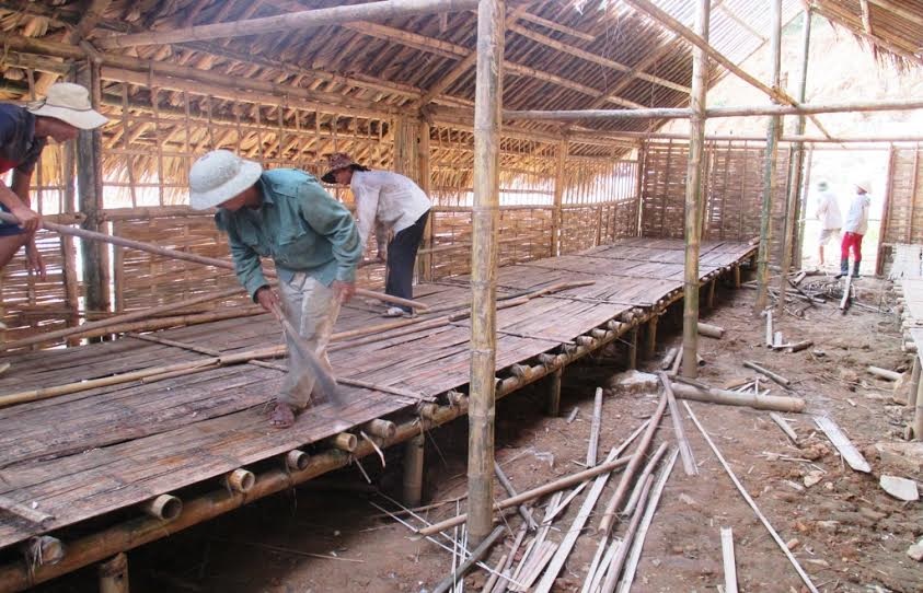 Dựng lều tranh cho con “nuôi” chữ - 2 Phụ huynh dùng những cây luồng, nứa đập dập ghép thành giường cho học sinh sử dụng.