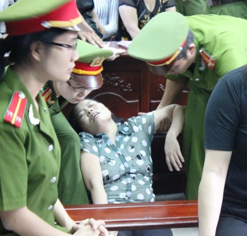 Bị cáo Ất ngất nhiều lần khiến phiên xử gián đoạn