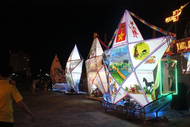 Niềm vui trên khuôn mặt trẻ thơ trong đêm hội trung thu (Ảnh: Nguyễn Thùy).