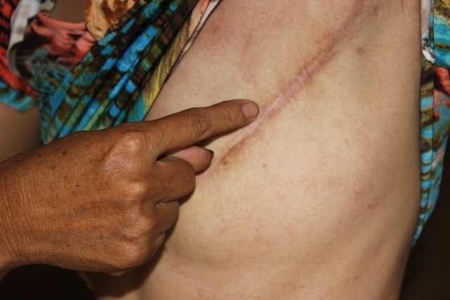 Đứa con chị Loan sau mấy ngày chịu ăn đói thích thú khi được hàng xóm cho quà