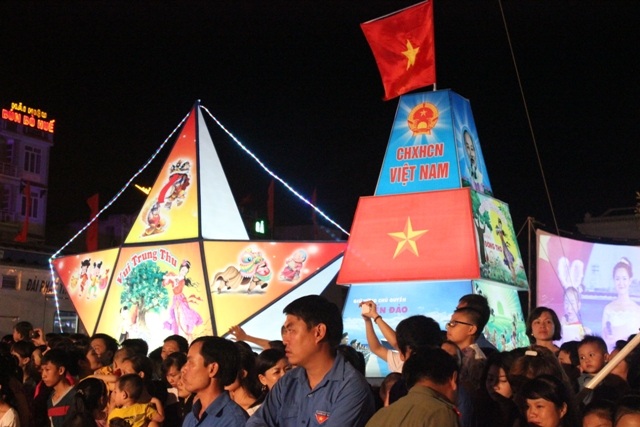 Niềm vui trên khuôn mặt trẻ thơ trong đêm hội trung thu (Ảnh: Nguyễn Thùy).