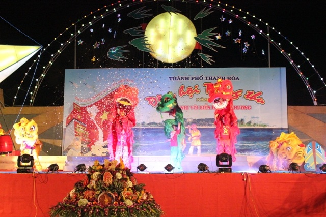 Niềm vui trên khuôn mặt trẻ thơ trong đêm hội trung thu (Ảnh: Nguyễn Thùy).