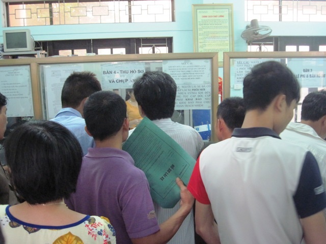 Nhiều nơi dịch vụ công vẫn là người dân mệt mỏi mỗi khi đến làm thủ tục