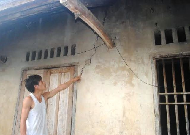 Hầu hết những ngôi nhà nằm gần mỏ đá đều bị rạn nứt 