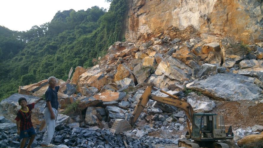 Hầu hết những ngôi nhà nằm gần mỏ đá đều bị rạn nứt 