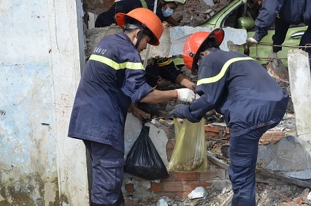 Thu giữ hơn nửa tấn “thuốc nổ” tại hiện trường công ty phân bón - 7 Một số hình ảnh cơ quan chức năng đào bới hiện trường vụ nổ.