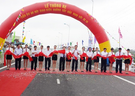Thông xe sớm trước hạn cầu vượt đường sắt trên tuyến QL 1A qua Vinh - 1 Thông xe sớm trước hạn cầu vượt đường sắt trên tuyến QL 1A qua Vinh
