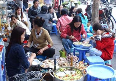 Thủ tướng yêu cầu đẩy “siết” chặt quản lý an toàn thực phẩm - 1 Thực phẩm đường phố là một trong những vấn đề được yêu cầu siết chặt quản lý, nhất là dịp cận tết.
