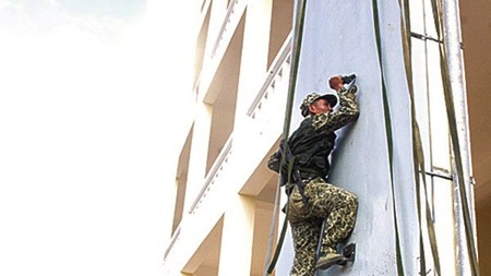 Lực lượng đặc biệt tinh nhuệ: Họ là ai? - 4 Thực hành leo tường sắt bằng trang bị “cơ cấu bám”