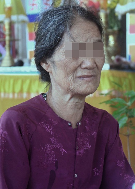 Bi hài chồng khẩn thiết xin ly hôn vì nhiều lần bị vợ đánh “thừa sống thiếu chết” - 2 Mẹ anh Thanh kể
lại chuyện con trai bị bạo hành.