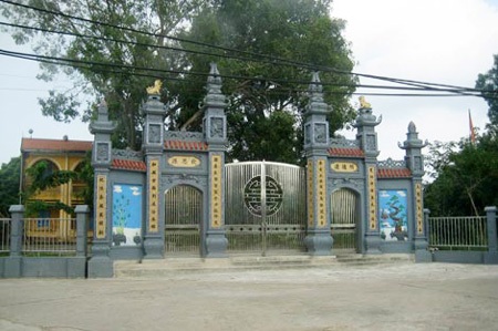 Làng này chẳng ai tin “cậu Thủy”! - 1 Đình làng Trác Bút,
các phụ lão đã từ chối đồng tiền bẩn của vợ chồng hờ Thúy – Duyên.
