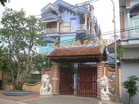 Làng này chẳng ai tin “cậu Thủy”! - 2 Đình làng Trác Bút,
các phụ lão đã từ chối đồng tiền bẩn của vợ chồng hờ Thúy – Duyên.