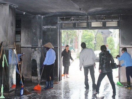 Châm lửa đốt ga Vinh vì nghĩ bị nữ nhân viên…“nhìn đểu” - 1 Ga Vinh sau khi bị tay xe ôm ném xăng, phóng hoả đốt.