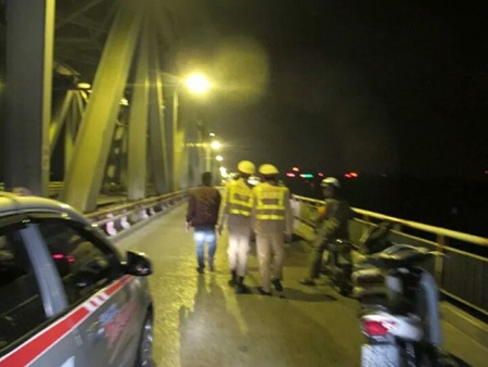 Các chiến sỹ CSGT giải cứu thiếu nữ định nhảy cầu Chương Dương tự vẫn.