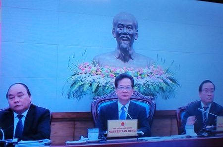 Thủ tướng: Đoàn đi nước ngoài 10 người, “tiêu” ngay 1 chiếc xe công - 1 Thủ tướng Nguyễn Tấn Dũng chủ trì hội nghị trực tuyến của Chính phủ với các địa phương.