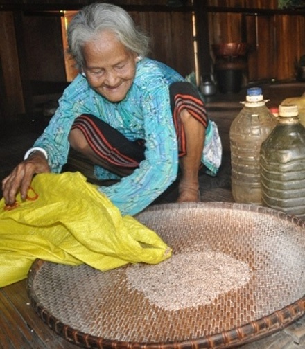 Hành trình đỏ mắt tìm “hạt ngọc” giữa Trường Sơn - 2 Những rẫy đệp
a-hăm, đệp cù -cha của người