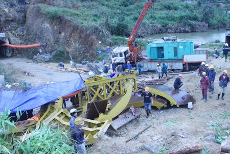 Khoan lắp đường hầm “đặc biệt” mở lối thoát cho 12 nạn nhân mắc kẹt