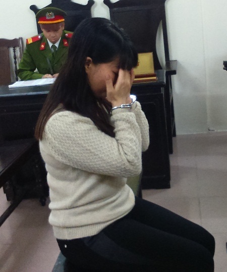 Giết hại em dâu để “có người bầu bạn nơi chín suối” - 1 Bị cáo Trang ôm
mặt khóc nức nở xin lỗi em dâu tại tòa.