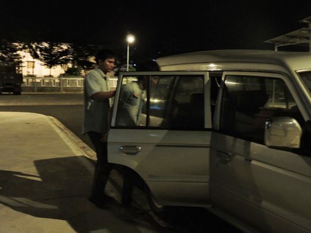 Cơ quan công an dẫn Điểm ra xe để vào trại tạm giam