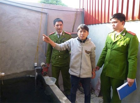 Từ một mối tình tay ba, 30 người suýt vong mạng - 1 Đối tượng Nguyễn
Tiến Dũng tại hiện trường vụ án.