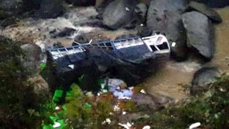 Cam quýt tràn lòng suối vì xe tải lao vực - 1 Chiếc xe tải nằm dưới đáy vực, hàng trăm thùng cam quýt đổ tràn lòng suối.