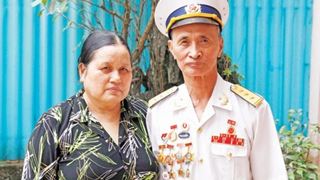 Thượng tá Lưu Đình Lừng và vợ. Ảnh chụp tháng 3/2013. Ảnh: Trung Hiền.