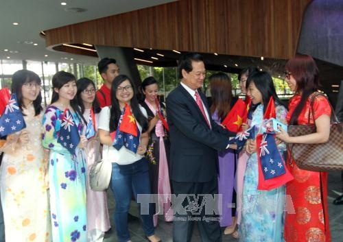 “Học các nước tiên tiến là giải pháp quan trọng đổi mới giáo dục” - 2 Thủ tướng gặp các sinh viên Việt Nam đang học tại trường.