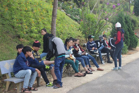 Một số bạn trẻ đã thấm mệt sau chuyến du xuân.